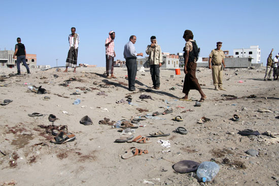 يمنيون يجتمعون في قاعدة عسكرية بعد استهدفها بتفجير انتحارى في عدن