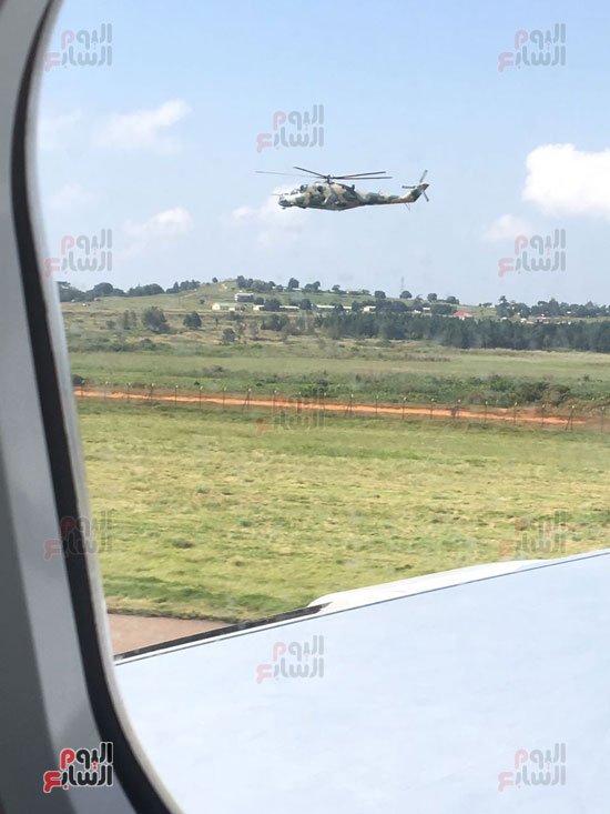 الرئيس موسيفيني وهليكوبتر الشرف فى استقبال السيسى لدى وصوله أوغندا