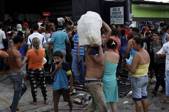 انتشار أعمال السلب والنهب فى فنزويلا 
