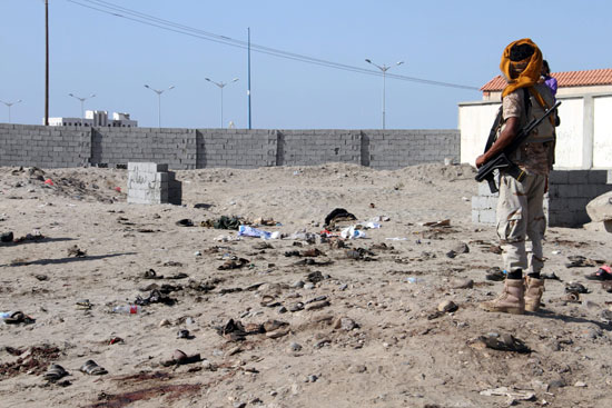 يمنيون يجتمعون في قاعدة عسكرية بعد استهدفها بتفجير انتحارى في عدن 