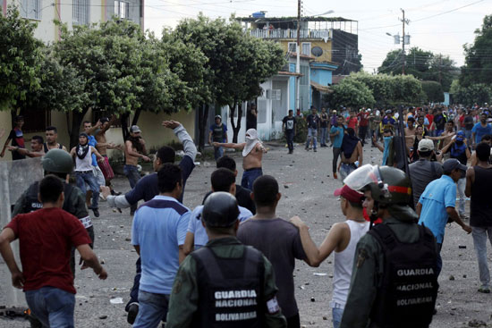 اشتباكات عارمة تجتاح فنزويلا 