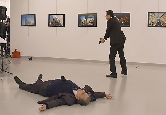 صورا جديدة للحظة اغتيال السفير الروسى فى تركيا (2)