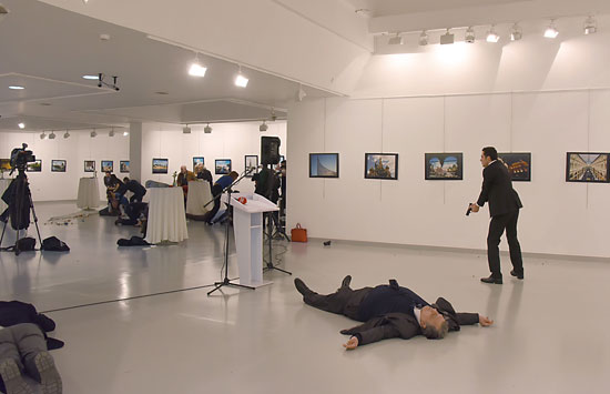 صورا جديدة للحظة اغتيال السفير الروسى فى تركيا (1)