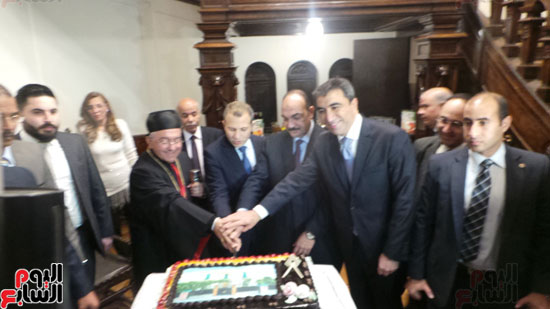وزير خارجية لبنان اثناء تقطيع تورته الاستقبال 