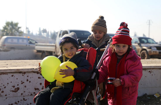 أطفال-سوريين-يحملون-البالونات-بعد-وصولهم-من-شرق-حلب