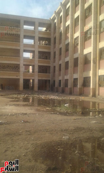 رئيس-صرف-القاهرة-يحذر-العاملين-بالمستشفيات-من-إلقاء-المخلفات-فى-الصرف-(2)
