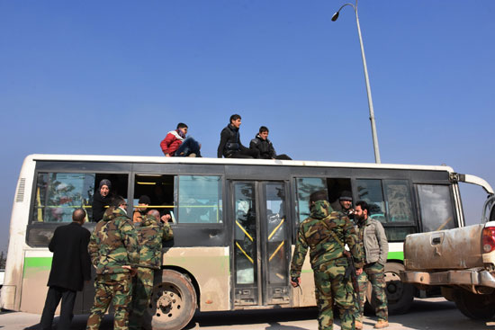 جنود من الجيش يهنئون السوريين على الإجلاء