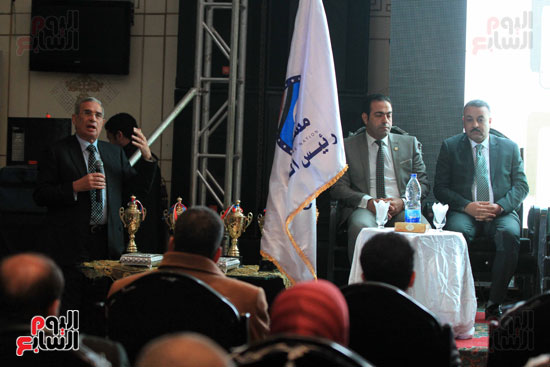  اللواء رفعت القمصان متحدث للحضور عن أهمية دور الحزب