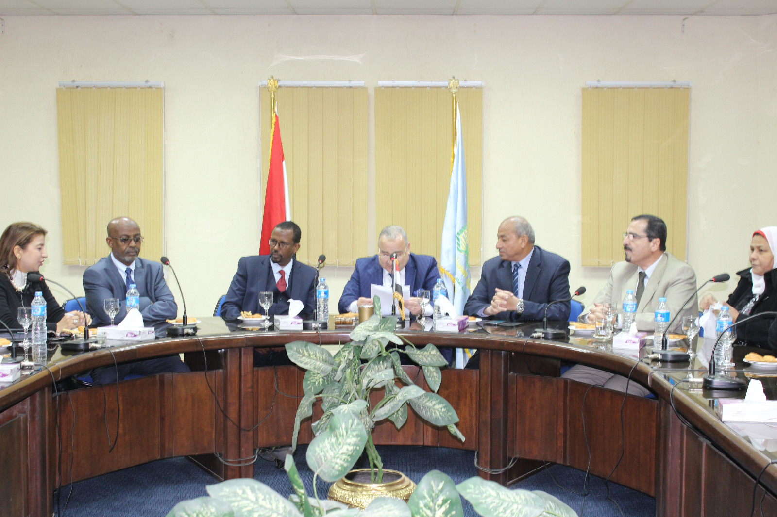 جانب من المناقشات بحضور وزير الصناعة والاستثمار بأرض الصومال