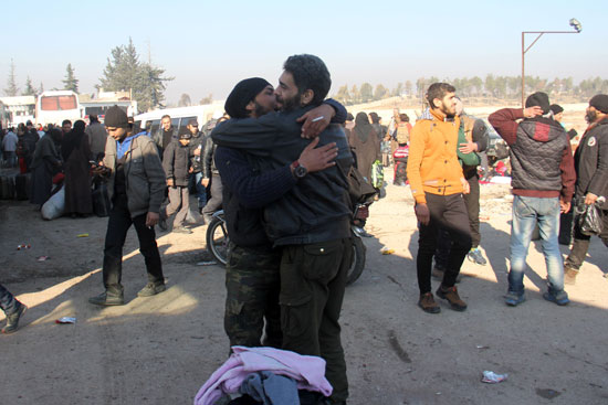 سوريين يصلون خان العسال بعد إجلاءهم من شرق حلب