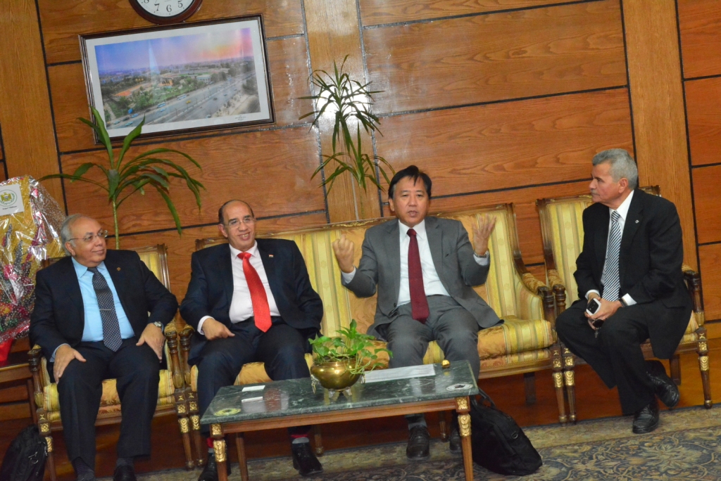 لقاء رئيس جامعة أسيوط والسفير اليابانى بالقاهرة 1