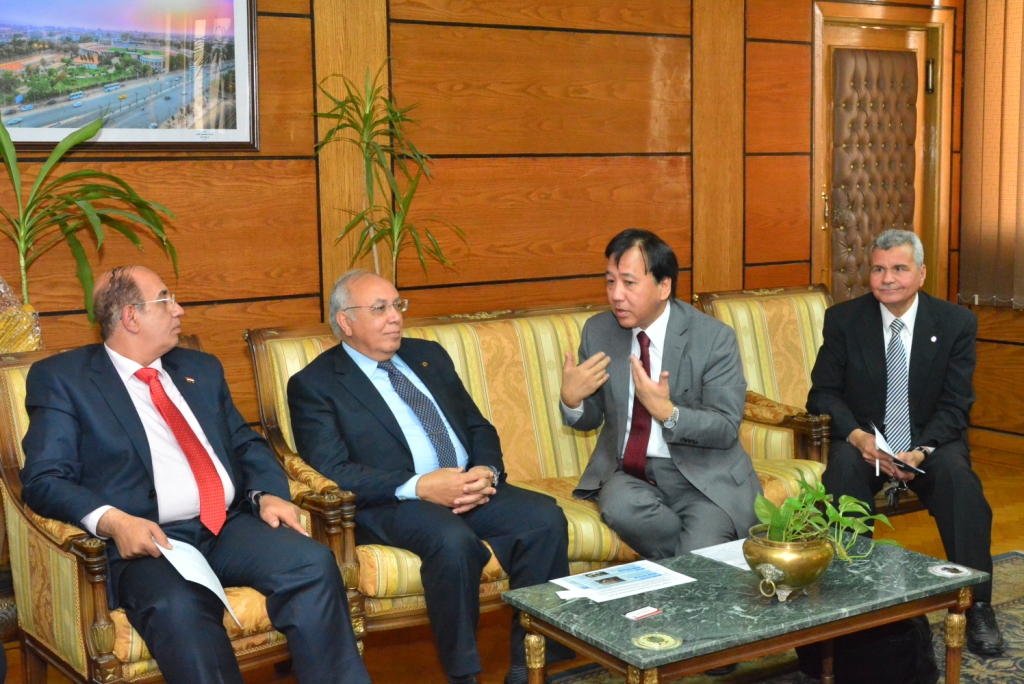 لقاء رئيس جامعة أسيوط والسفير اليابانى بالقاهرة 2