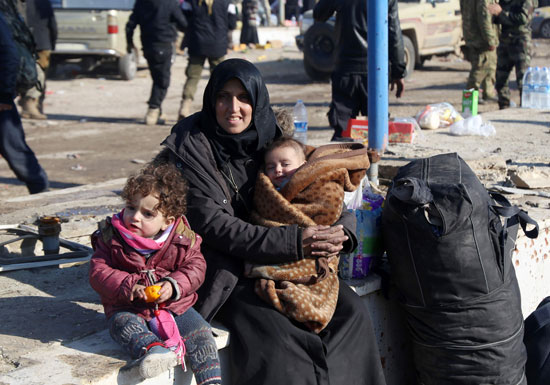 مواطنة-سورية-تحمل-طفلها