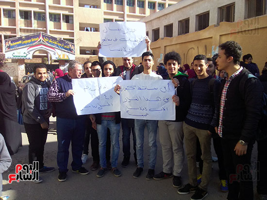 وقفة الطلاب أمام المدرسة احتجاجاً على قرار أدائهم امتحان باللغة الإنجليزية