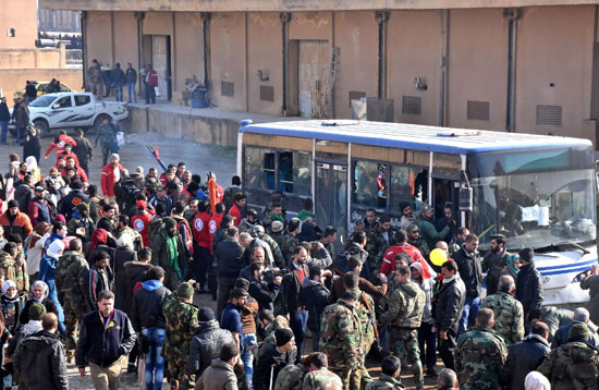 مواطنين سوريين يصلون منطقة خان العسال