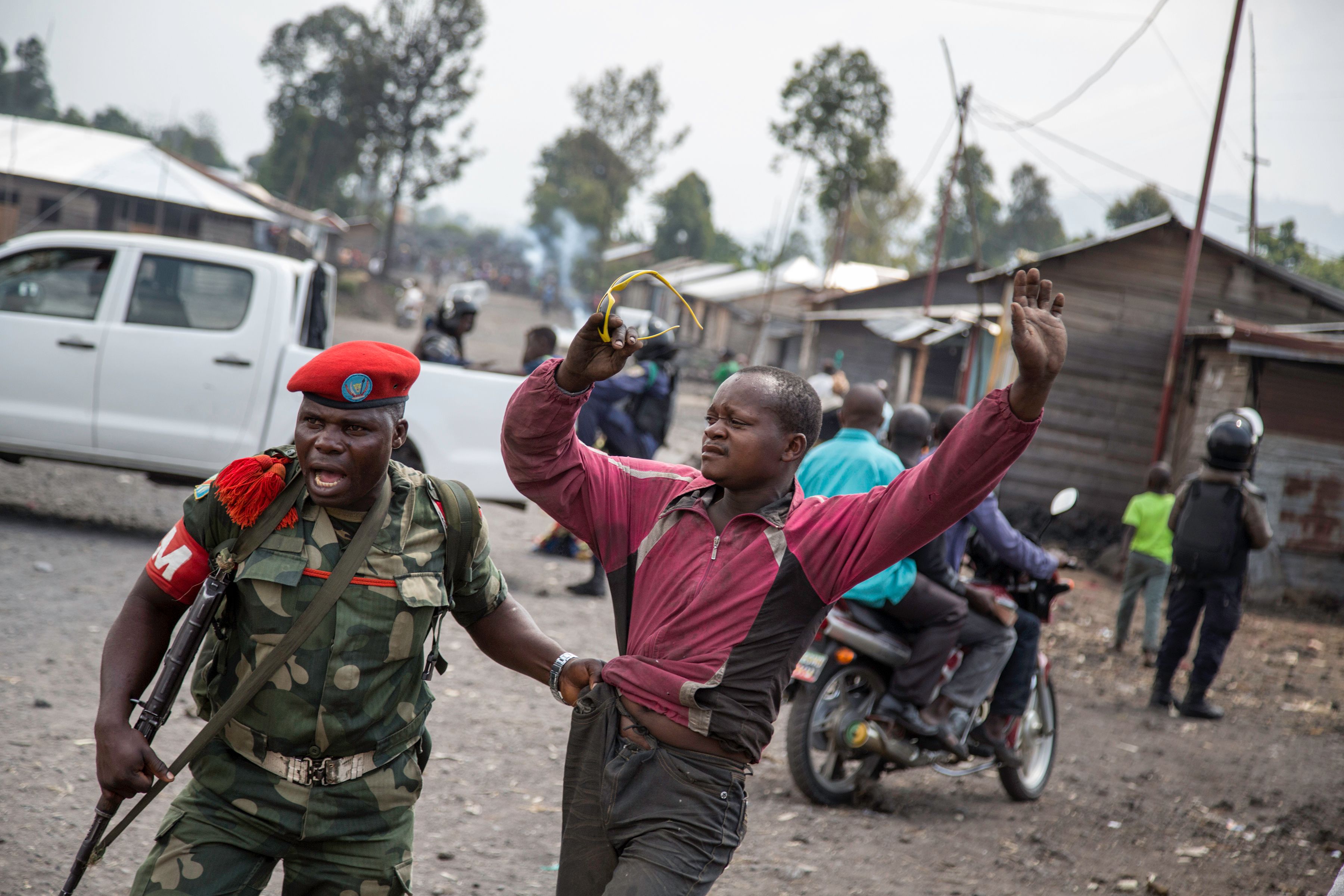 قوات الأمن الكونغولية تعتقل أحد المحتجين