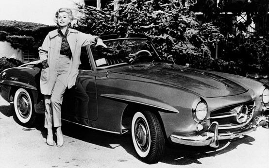 بجانب سيارتها عام 1958