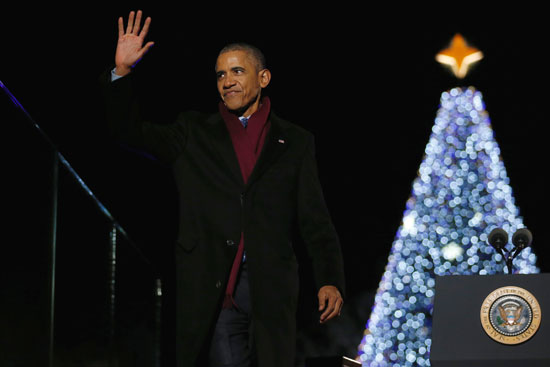أوباما يلوح لمحبيه أثناء احتفاله بمراسم إضاءة شجرة عيد الميلاد الرئيسية