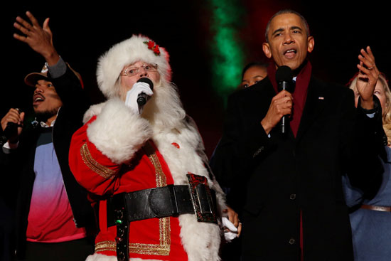 أوباما يغنى "جنجل بيلز" احتفالا بمراسم إضاءة شجرة عيد الميلاد الرئيسية