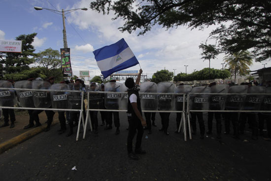 قوات الأمن تتصدى للمتظاهرين فى نيكاراجوا