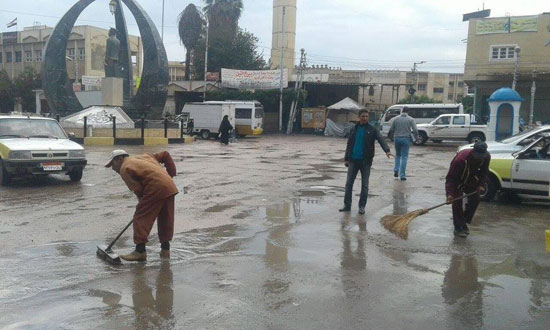             عمال مجالس المدن يواصلون رفع المياه من الشوارع