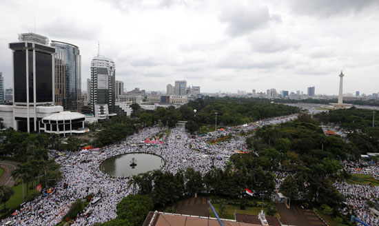 تظاهرات فى اندونيسيا احتجاجا على حاكم جاكرتا باسوكى تجاهاجا بورناما لإهانته القرآن