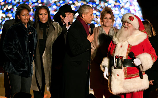 أوباما يحتفل بإضاءة شجرة عيد الميلاد 