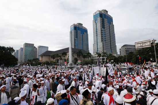 تدفق آلاف المسلمين على متنزه بوسط العاصمة الاندونيسية جاكرتا