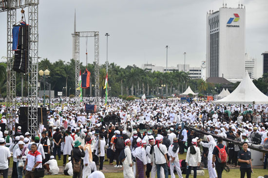 تجمع آلاف المسلمين فى إندونيسيا ضد حاكم جاكرتا
