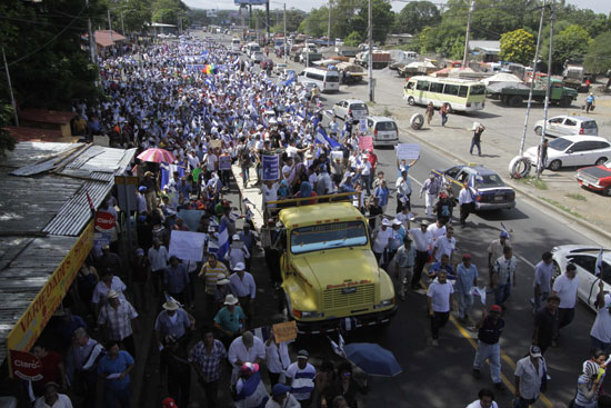 مئات المحتجون يتظاهرون ضد مشروع شق قناة جديدة