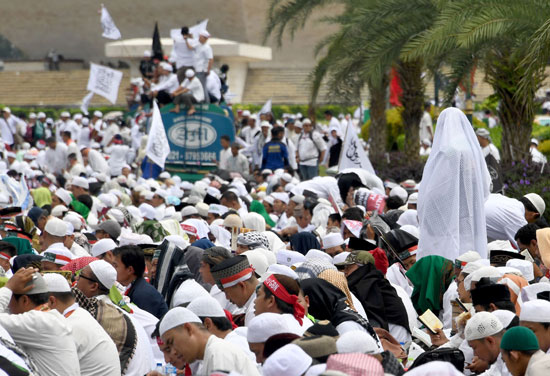 اندلاع احتجاجات فى اندونيسيا ضد حاكم جاكرتا 