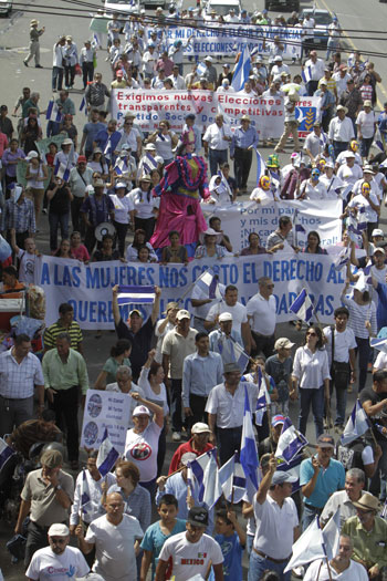 مئات المحتجون يتظاهرون ضد مشروع شق قناة جديدة