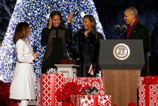 أوباما مع عائلته احتفالا بمراسم إضاءة شجرة عيد الميلاد