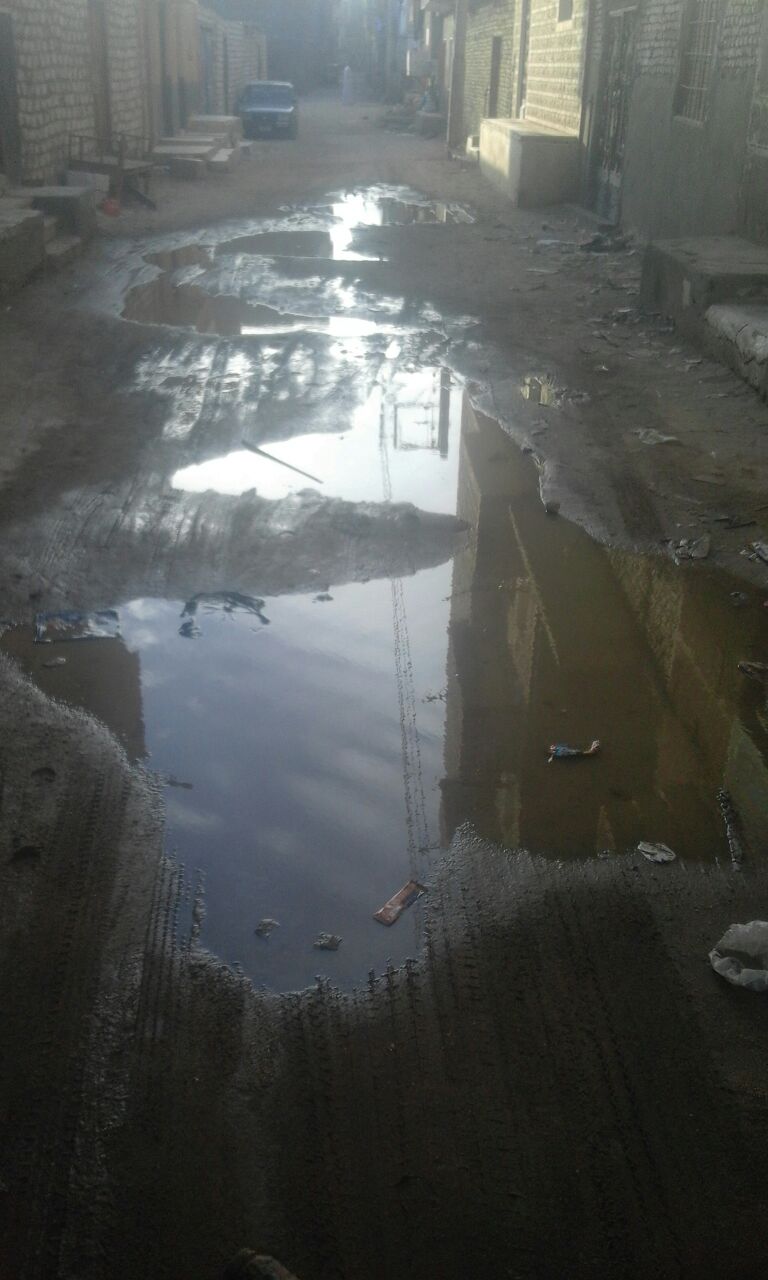 مياه الصرف الصحى تغرق شارع مستشفى ادفو بأسوان