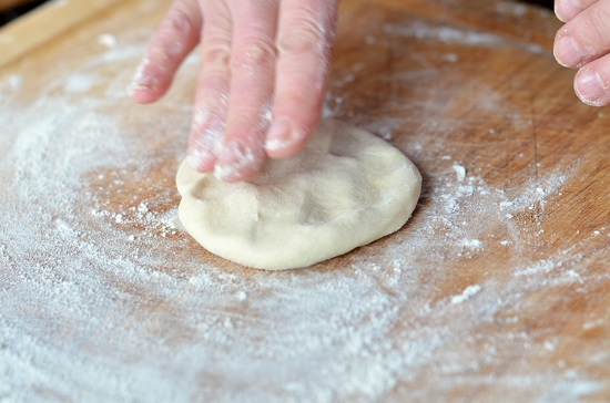 طريقة عمل خبز التورتيلا (7)