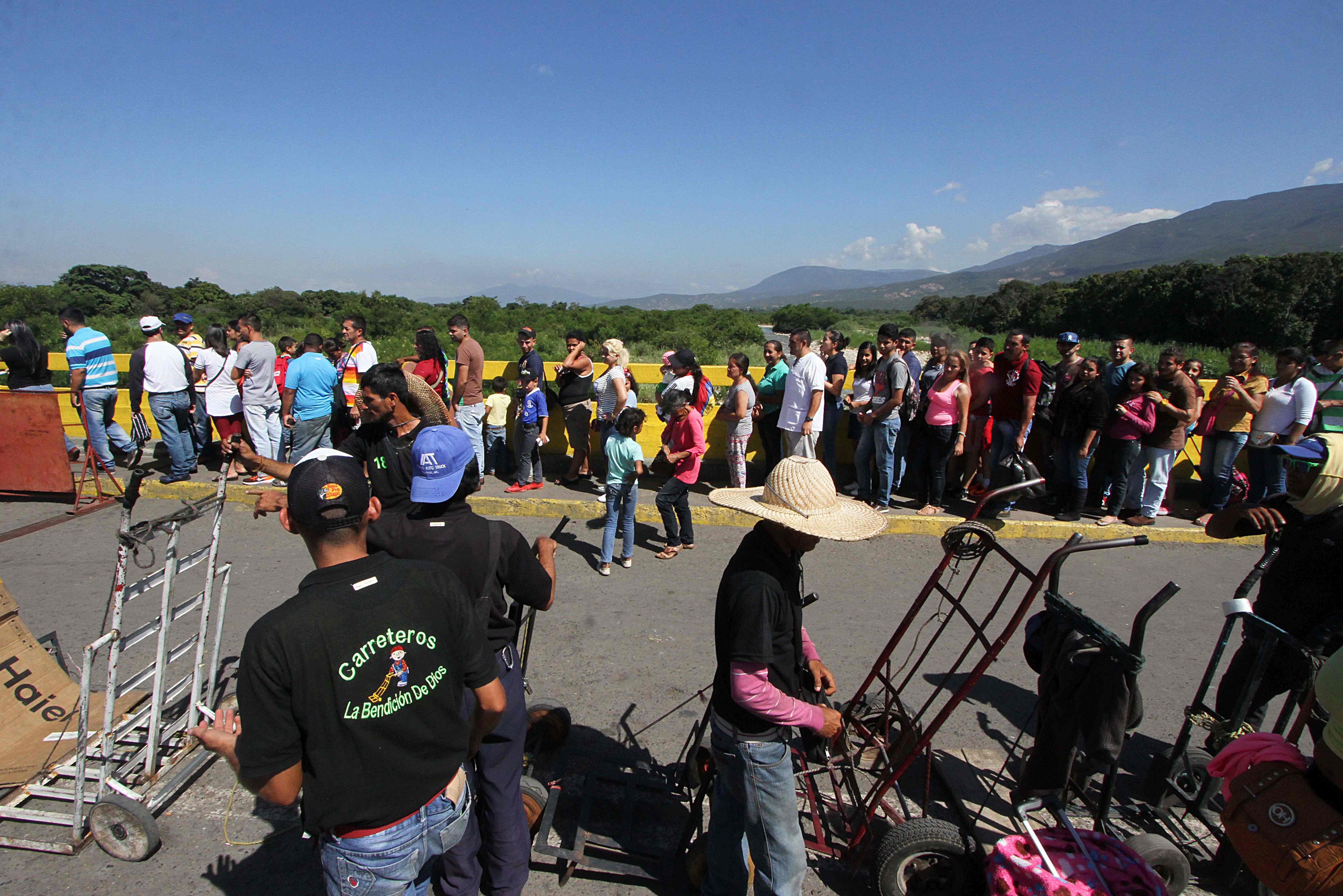 آلاف الفنزويليين يعبرون إلى كولومبيا