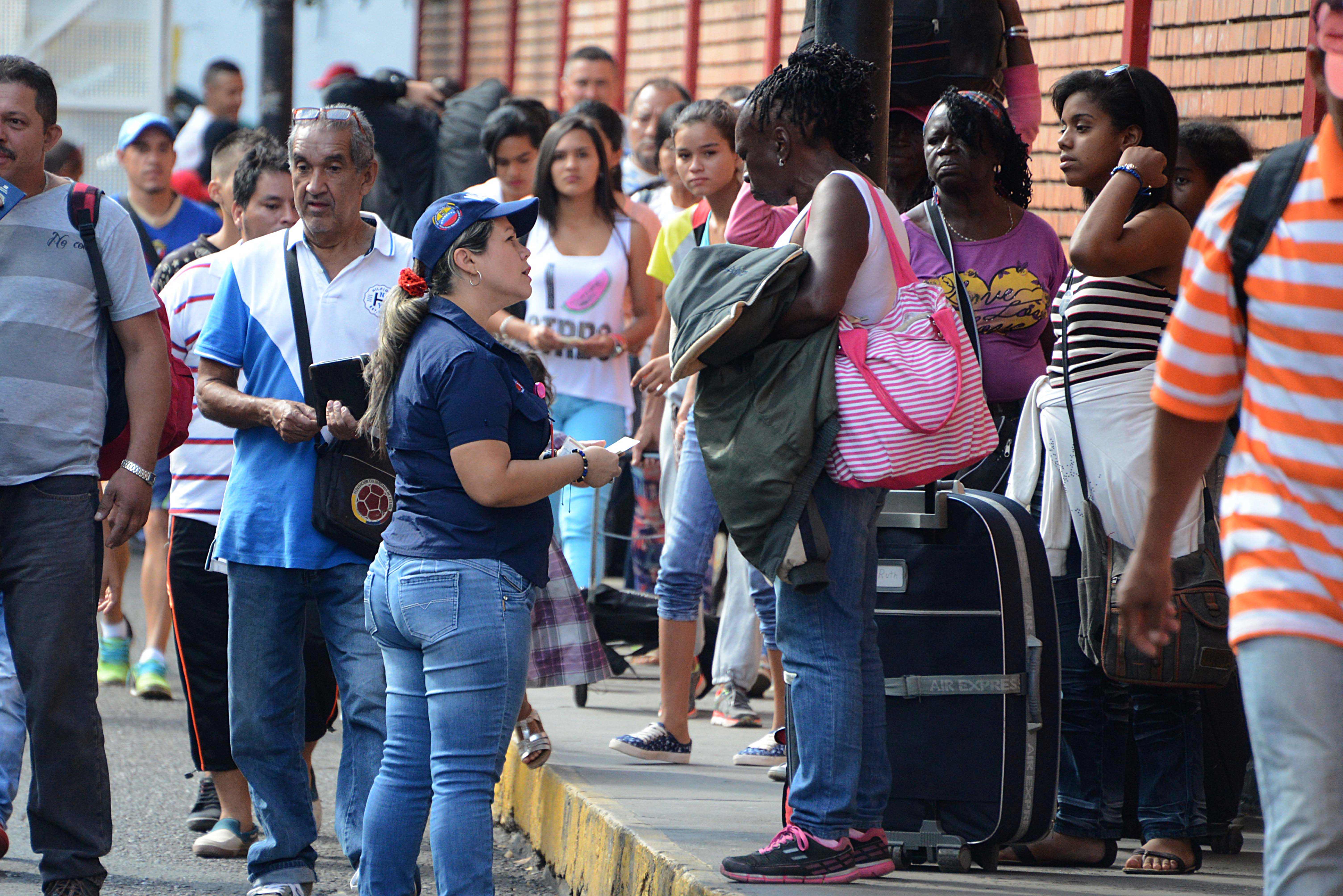 فنزويليين يعبرون الحدود