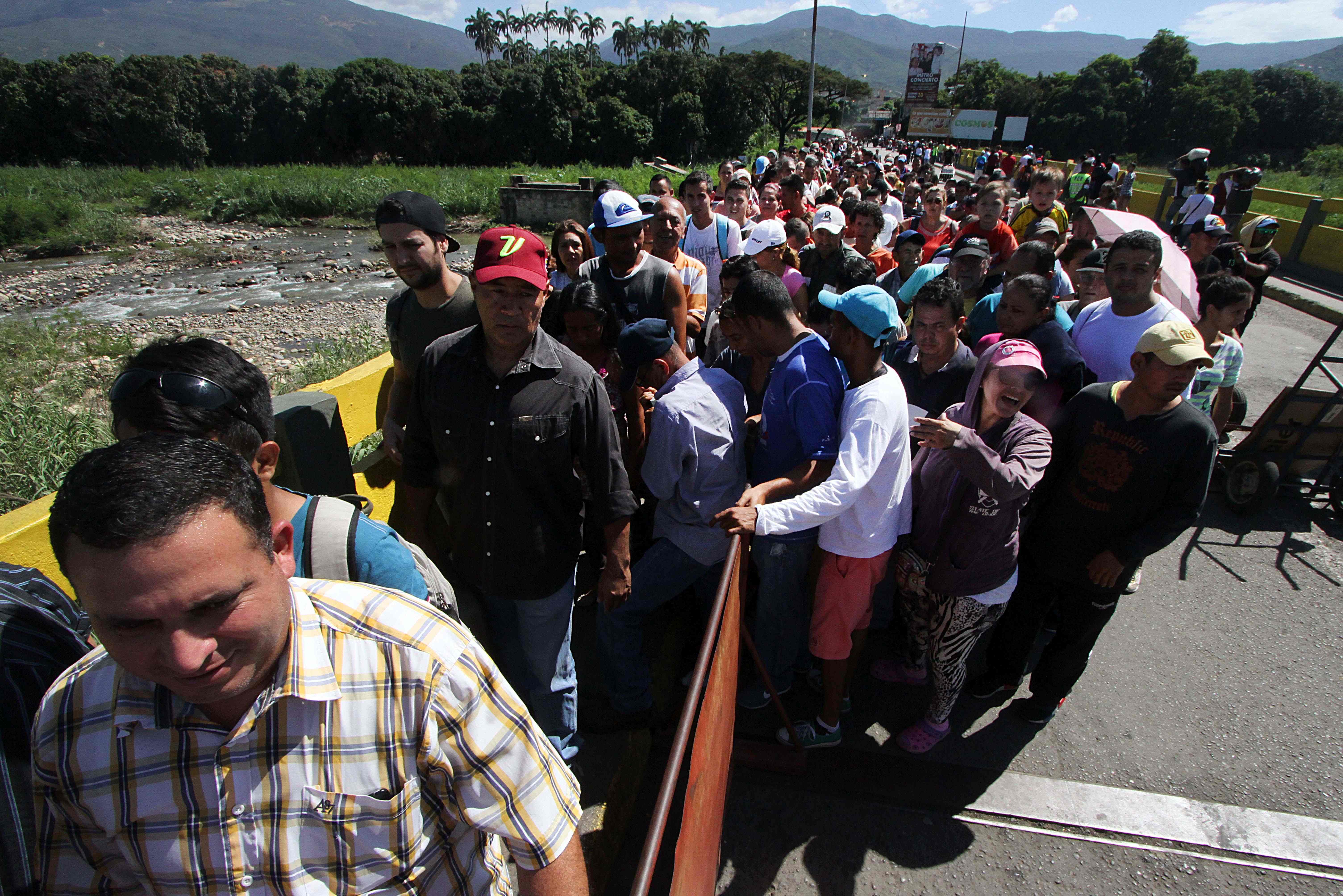 عبور الآف الفنزويليين