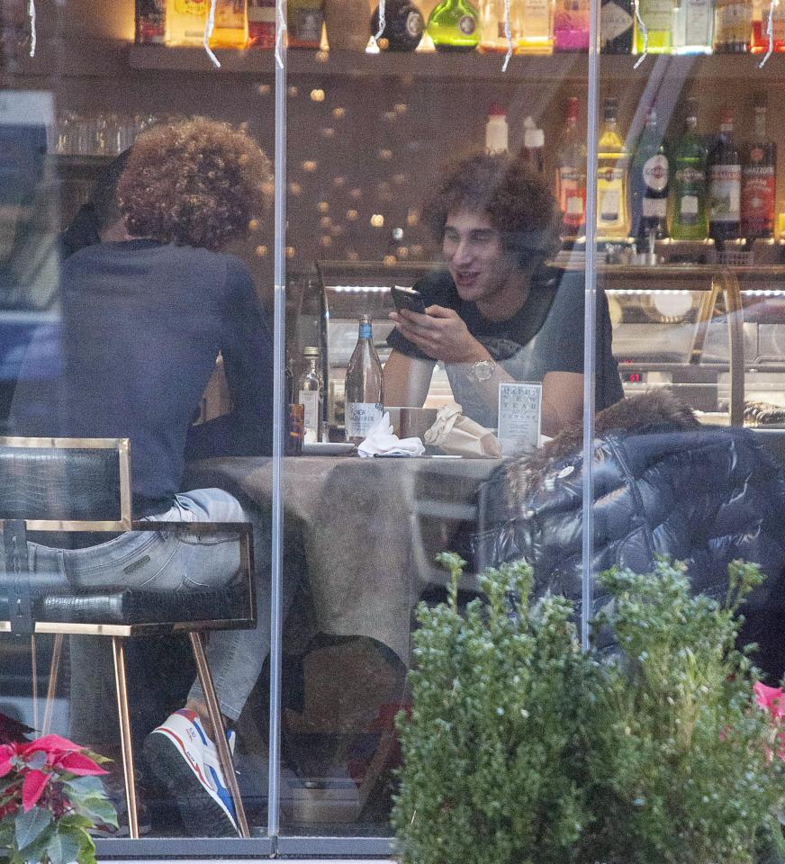فيلاينى وشقيقه منصور داخل أحد المطاعم فى ميلان