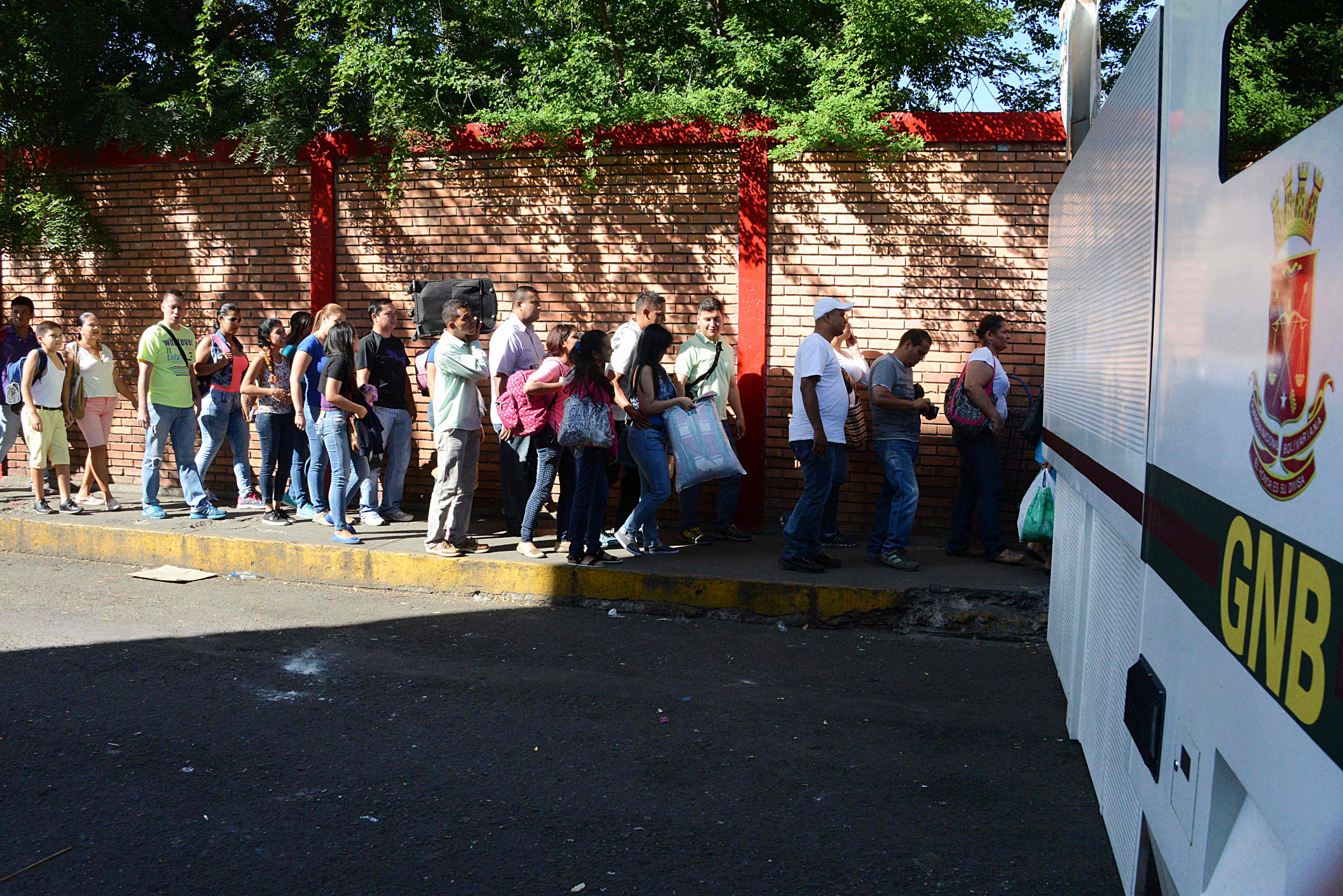 فنزويليين يصطفون لعبور الحدود