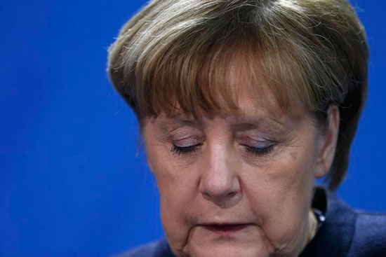 المستشارة الالمانية انجيلا ميركل وسائل الإعلام في برلين بعد حادث الدهس