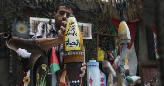 الشاب الفلسطينى حسام الضابوس يصنع أعمالا فنية من مخلفات الصواريخ