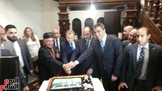  وزير خارجية لبناناثناء تقطيع تورته الاستقبال 