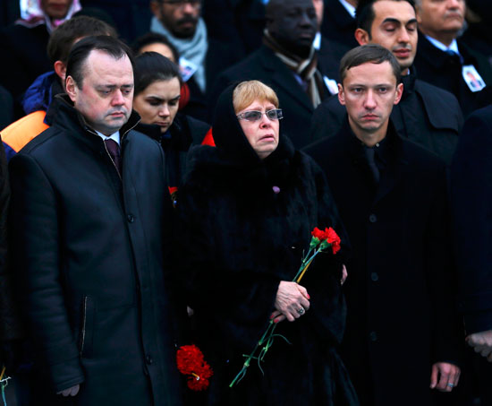 زوجة السفير الروسى لدى تركيا تحضر مراسم تشييع جثمانه في مطار بأنقر-  رويترز
