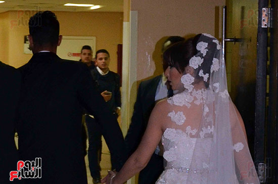 العروسان قبيل دخول قاعة الاحتفال 