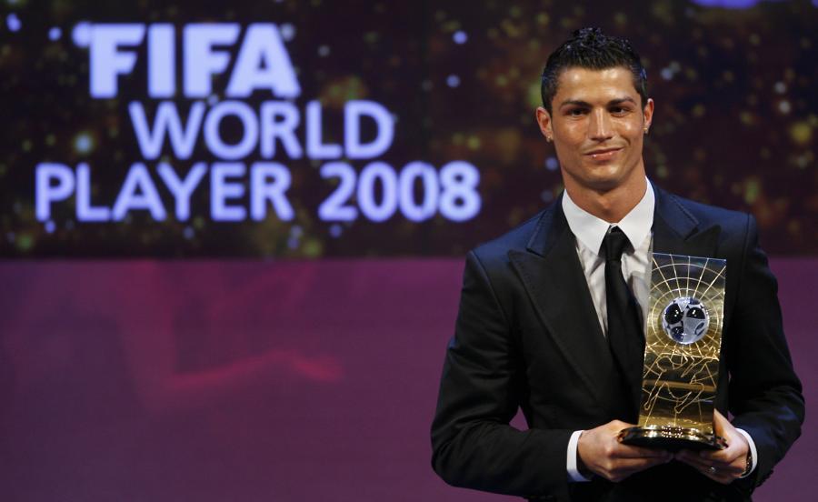 رونالدو يحمل جائزة الفيفا لأفضل لاعب فى العالم 2008