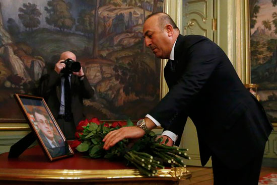 وزير-الخارجية-التركي-يضع---امام-صورة-والسفير-الروسيالزهور