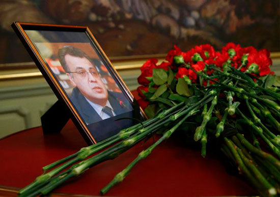 الزهور-بالقرب-من-صورة-للسفير-الروسي-الذي-قتل-في-تركيا-خلال-لقاء-وزير-الخارجية-الروسيمع-نظيره-التركي--في-موسكو
