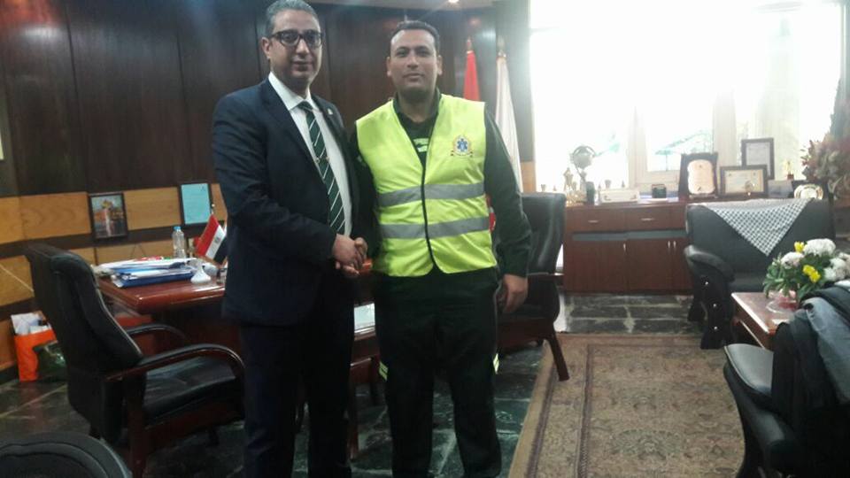 تكريم رئيس هيئة الاسعاف المصرية لمسعف كفر الشيخ على أمانته