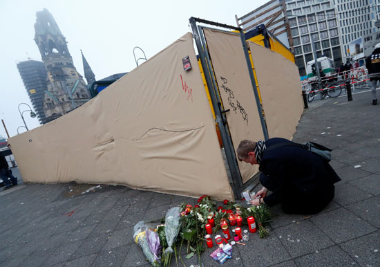 الإرهاب يضرب قلب أوروبا.. الألمان يضعون أكاليل الزهور على قبور ضحايا برلين (7)